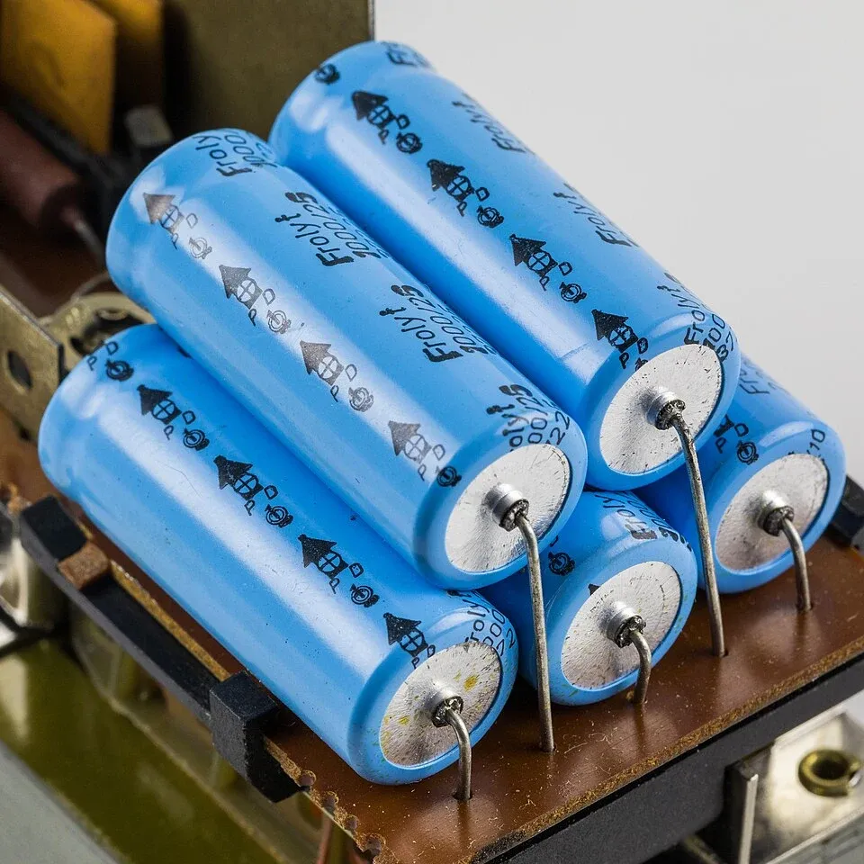 Aluminum electrolytic capacitors and their lead connections in a power supply