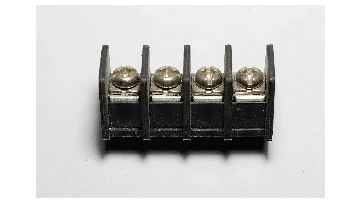 Four-position screw terminal block with insulating barriers