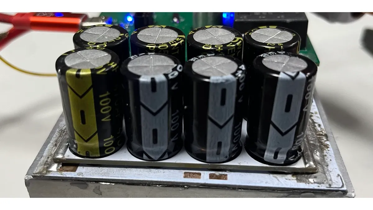 Aluminum electrolytic capacitors mounted together on a circuit board