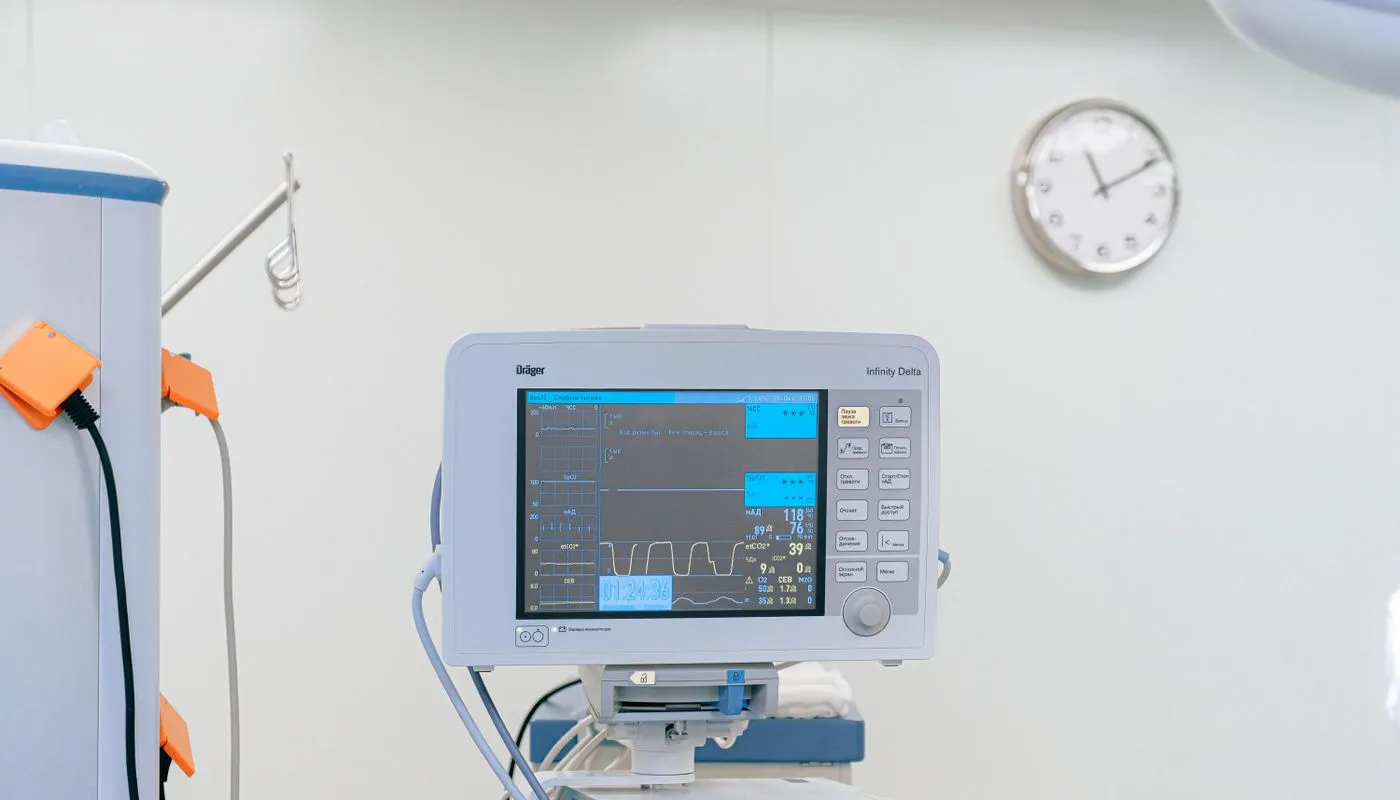 Electronic patient monitor used in a clinical medical environment