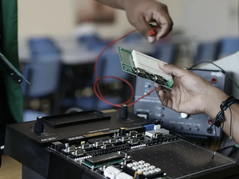 Electronics engineering workstation for accurate parametric IC cross-reference verification